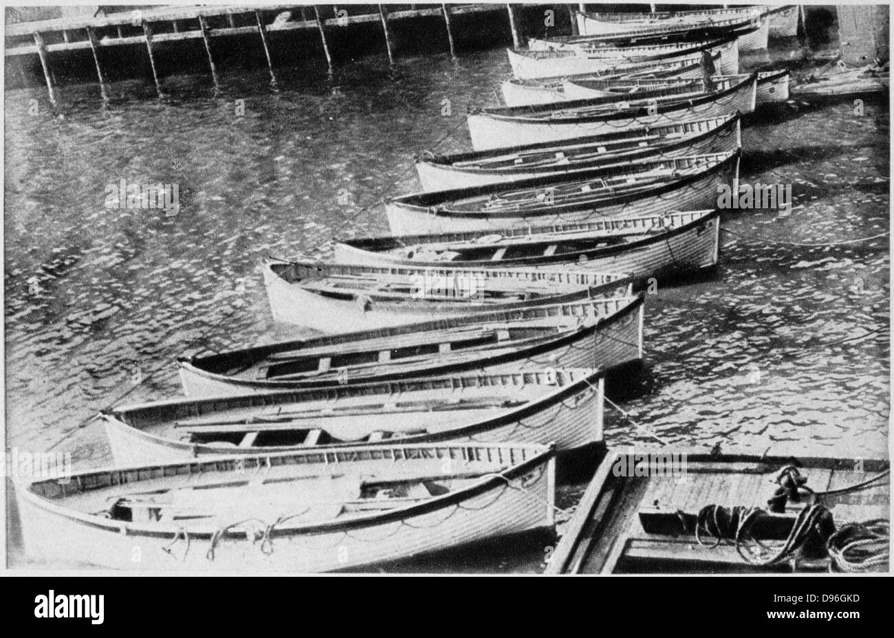 Der Verlust der SS Titanic, 14. April 1912: Die rettungsboote. All das war der größte Schiff der Welt Links - die Rettungsboote, dass die meisten der 705 Überlebenden durchgeführt. Durch die White Star Line betrieben, SS Titanic Struck ein Eisberg im dichten Nebel vor Neufundland. Stockfoto