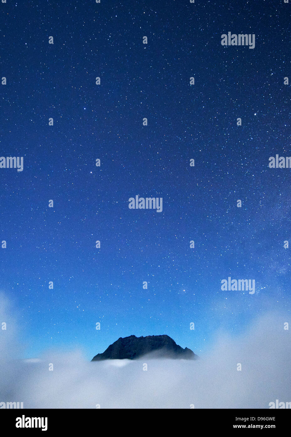 Nächtlichen Blick auf den Piton des Neiges Gipfel (3071m) stossen oberhalb der Wolke auf der französischen Insel La Réunion im Indischen Ozean. Stockfoto