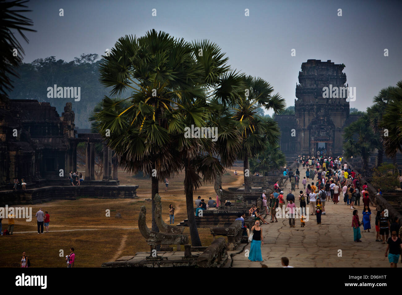 Touristen in Angkor Wat in den frühen Morgenstunden, zu Fuß rund um den Tempel, Kambodscha, Asien Stockfoto