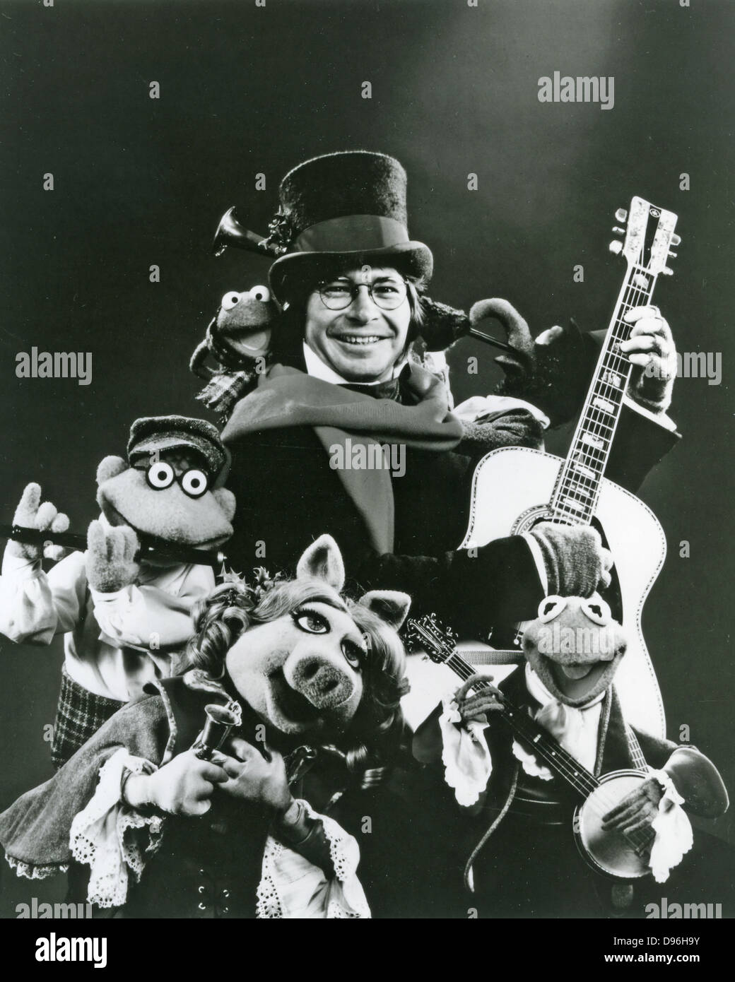 JOHN DENVER (1943-1997) Promo-Foto von US-Sängerin im US1979 Fernsehen zeigen, John Denver und den Muppets: A Christmas Together Stockfoto