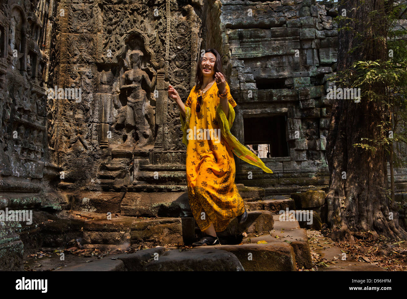 Chinesische Frau Modellierung Kleidung für ein Mode-Foto in Tempelruinen, Ta Prohm, Angkor-Tempel-Komplex. Ankor Wat Kambodscha Stockfoto