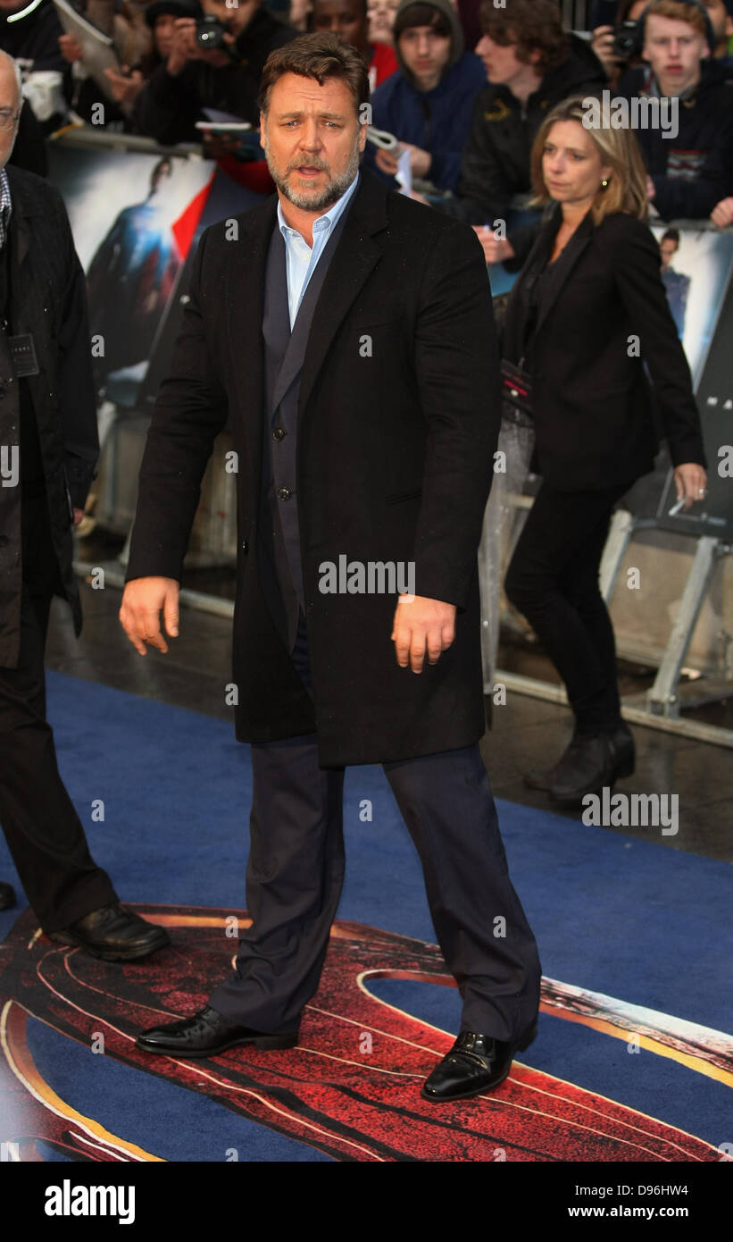 RUSSELL CROWE Mann aus Stahl UK PREMIERE LEICESTER SQUARE LONDON ENGLAND 12. Juni 2013 Stockfoto