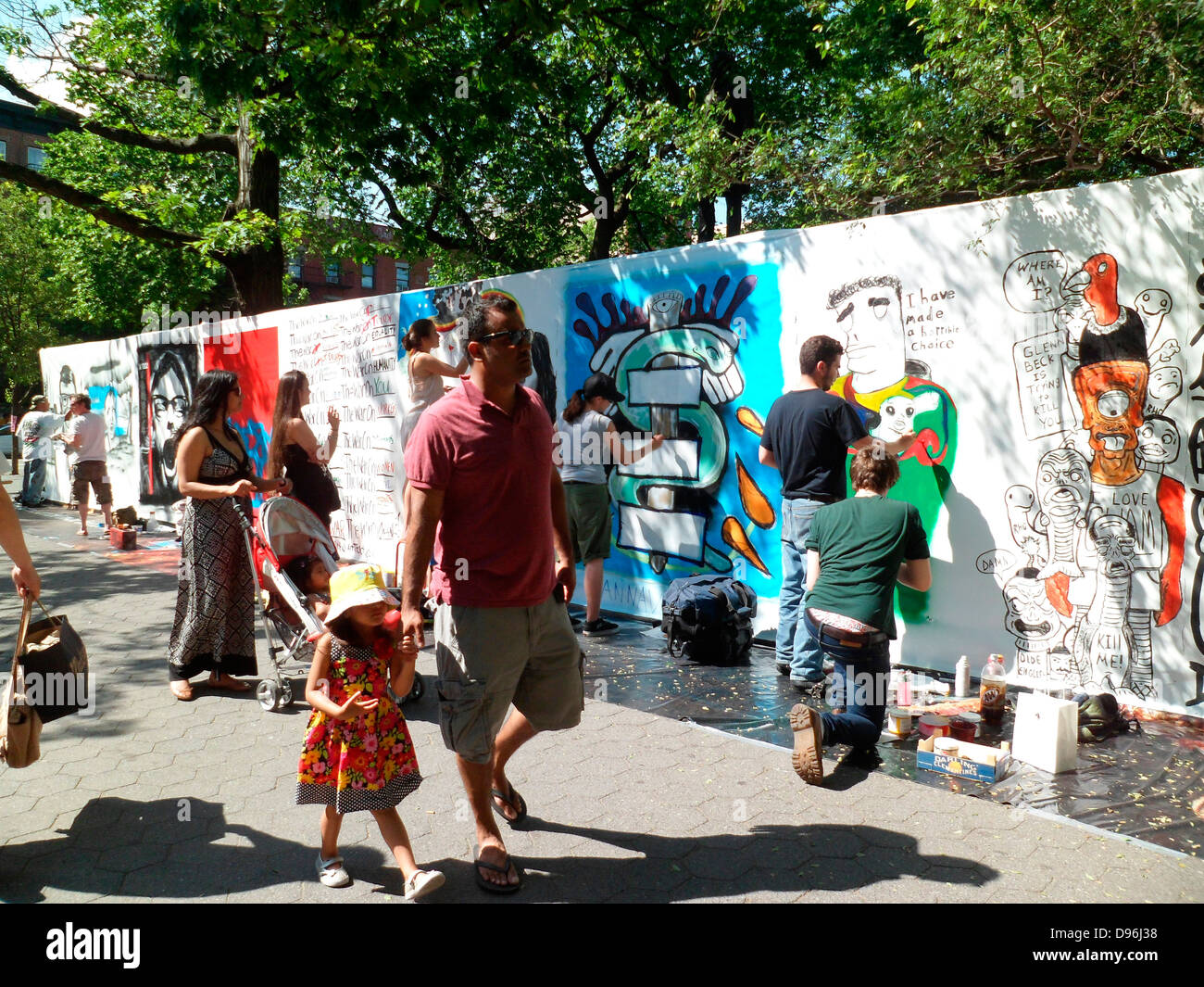 Künstler arbeiten auf ihrer Leinwand an das Heulen! Festival "Kunst im Park" um Tompkins Square Park in New York East Village Stockfoto