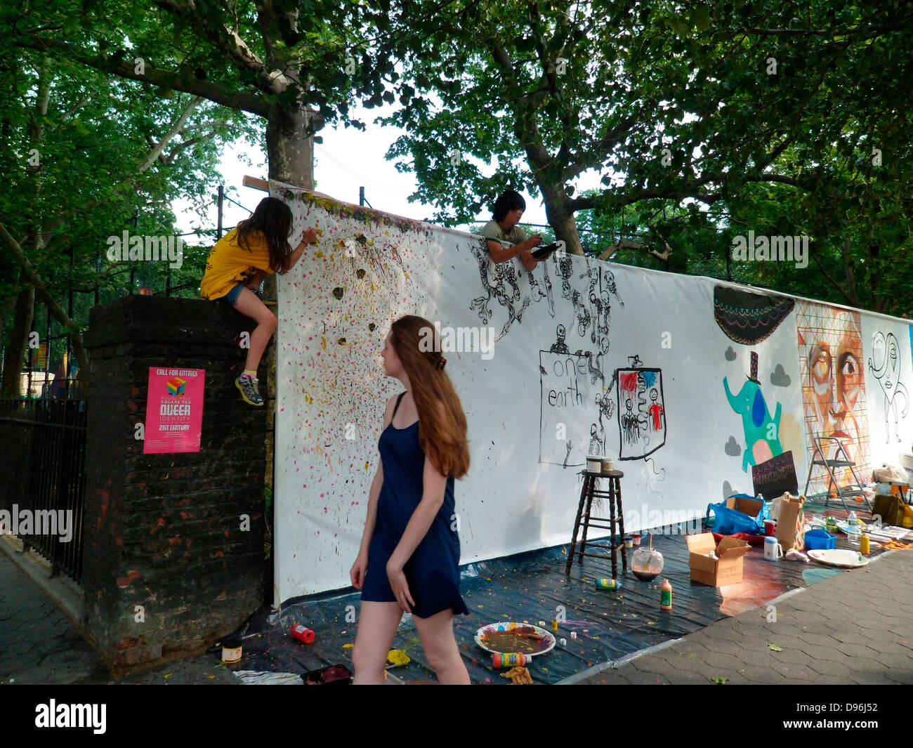 Künstler arbeiten auf ihrer Leinwand an das Heulen! Festival "Kunst im Park" um Tompkins Square Park in New York East Village Stockfoto