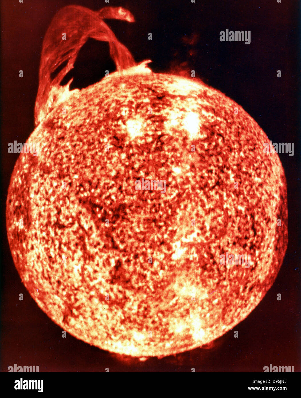 Eines der spektakulärsten Sonneneruptionen (oben links) jemals aufgenommen, spanning über 588.000 km über die Sonnenoberfläche. NASA-Foto. Stockfoto