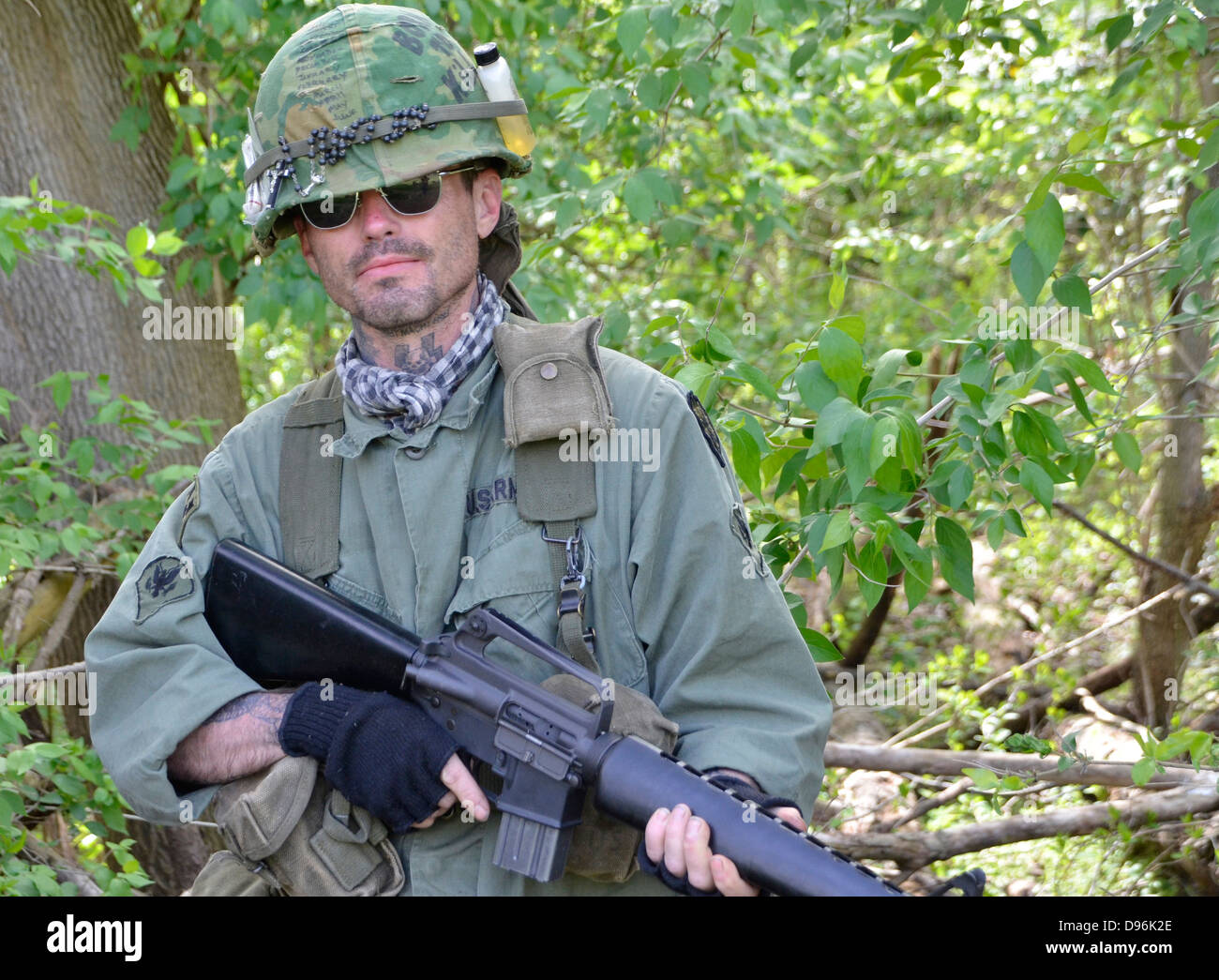 Porträt eines US-Soldaten in Wäldern während eine Nachstellung des Vietnam-Krieges Stockfoto