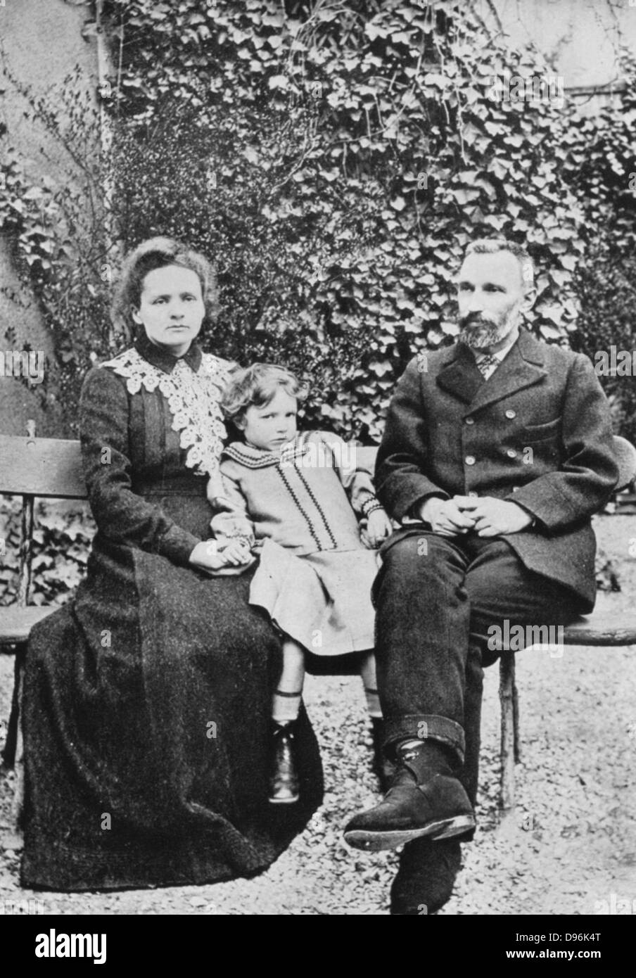 Marie (1867-1934) und Pierre (1859-1906) Curie. Mit ihrer älteren Tochter Irene 1904 Stockfoto