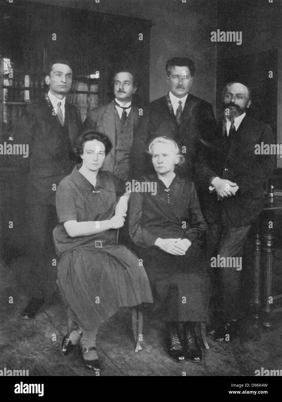 Marie Curie (1867-1934) in Polen geborenen französischen Physiker, mit ihrer Tochter Irene Joliot-Curie (1897-1956) mit den Mitgliedern des Instituts für Radium, Paris. Auf der rechten Seite ist Ihr Kollege Andre Debierne Stockfoto