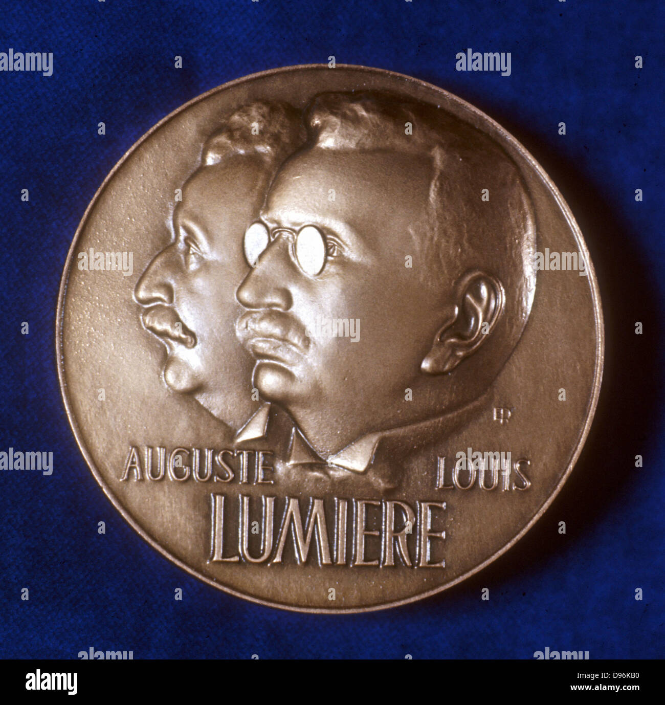 August (1862-1954) und Louis (1864-1948) Lumiere französischer Chemiker und Pioniere der Kinematographie. Vorderseite der Medaille zum Gedenken an 50 Jahre Kinematographie (1895-1945). Stockfoto