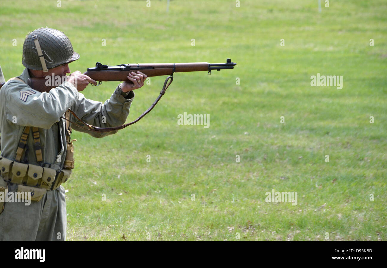 Ein Mann schießt eine M1 Gewehr während WWII Reenactment in Glendale, Md Stockfoto