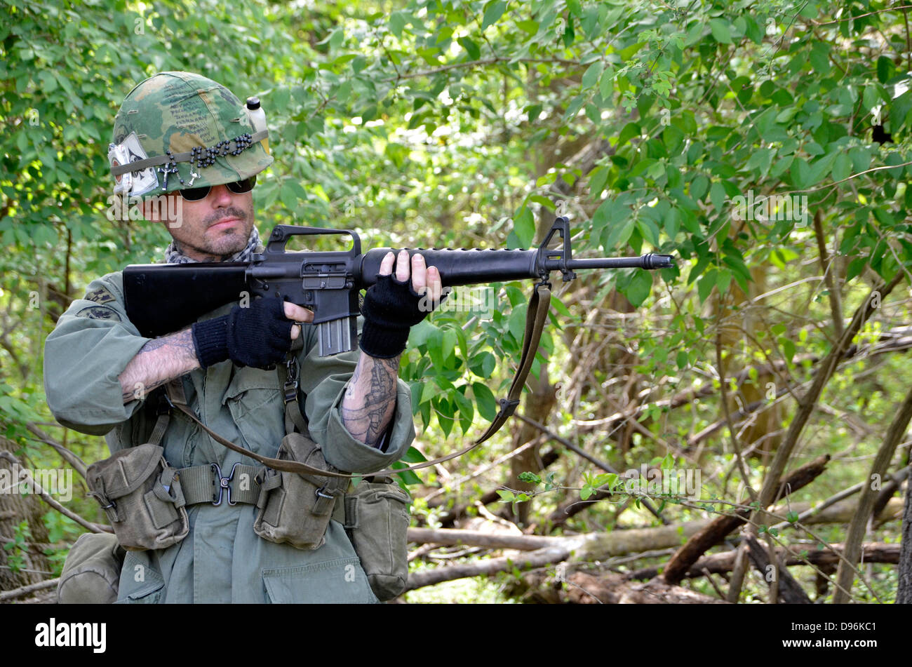 Porträt eines US-Soldaten in Wäldern während eine Nachstellung des Vietnam-Krieges Stockfoto