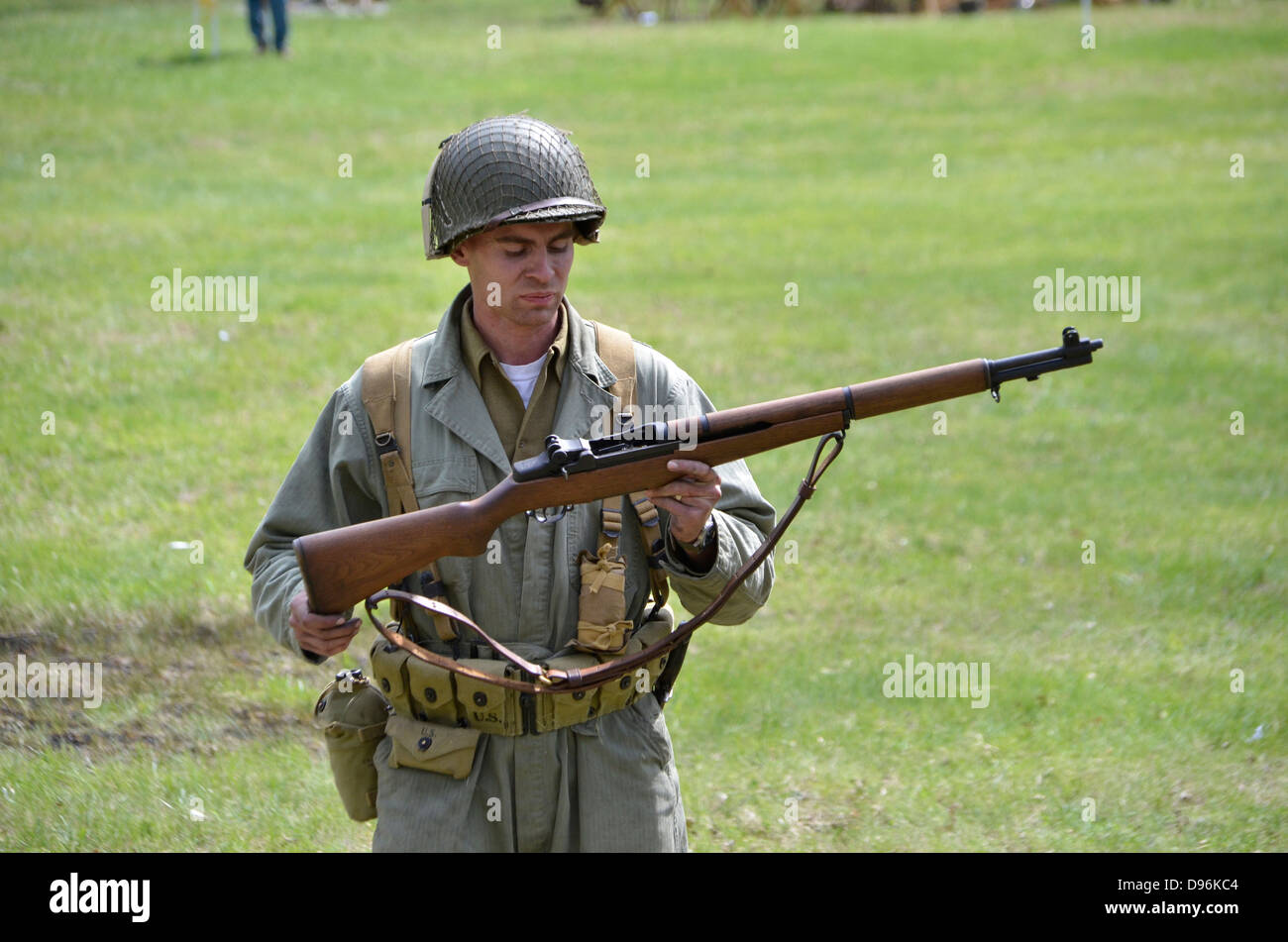 US-Soldat untersucht sein Gewehr im Reenactment WW ich ich Stockfoto