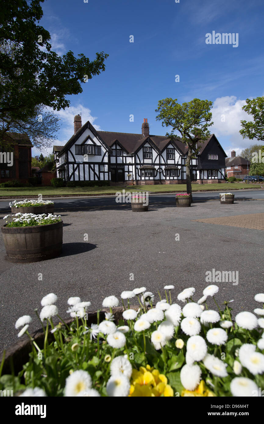 Dorf Port Sunlight, England. malerischen Anfang Sommer Blick auf die Häuser in der Port Sunlight Bridge Street. Stockfoto