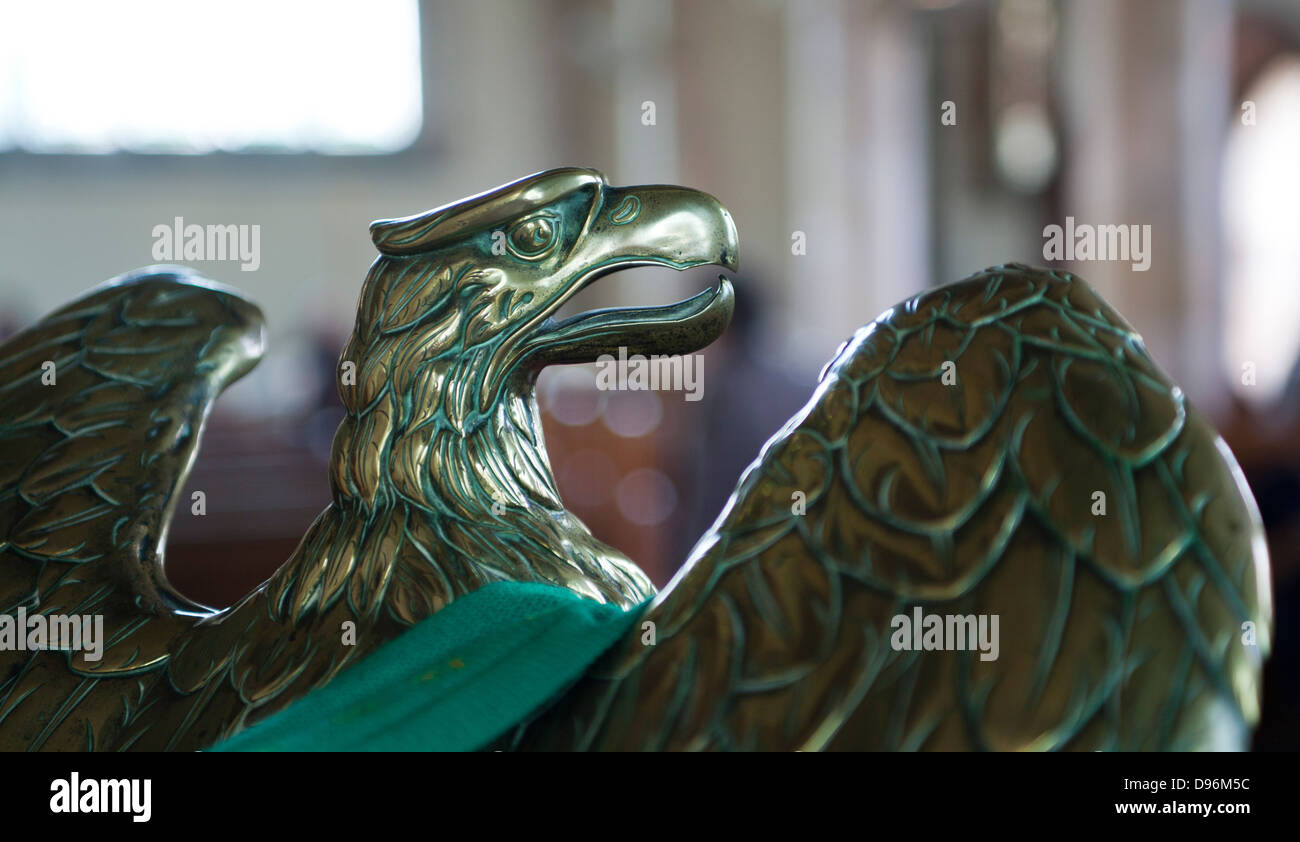 Bronze Adler in der Kirche fotografiert. Stockfoto