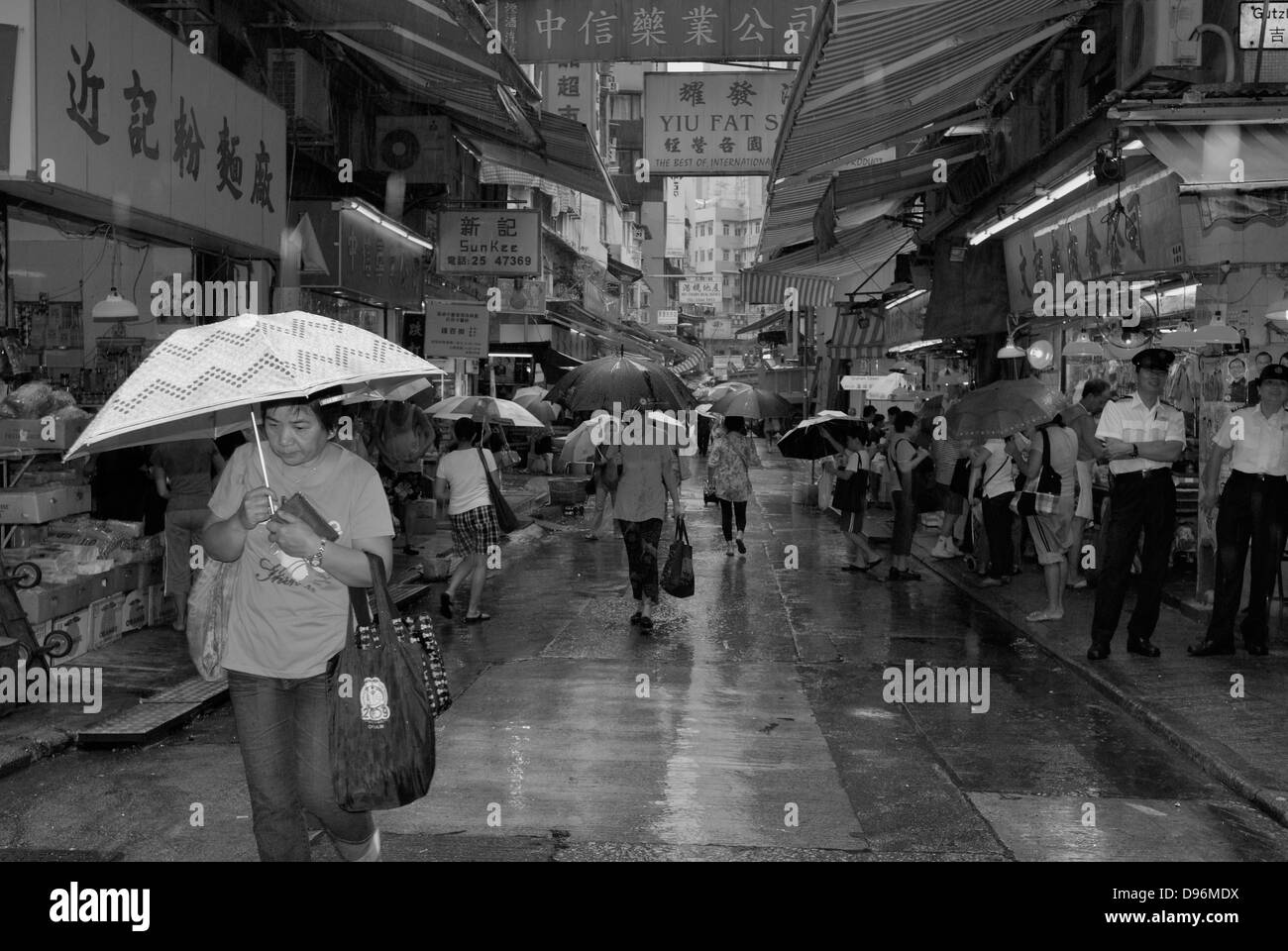 Dunkle regnerische Stadt Straßenszene, Hong Kong China. Stockfoto