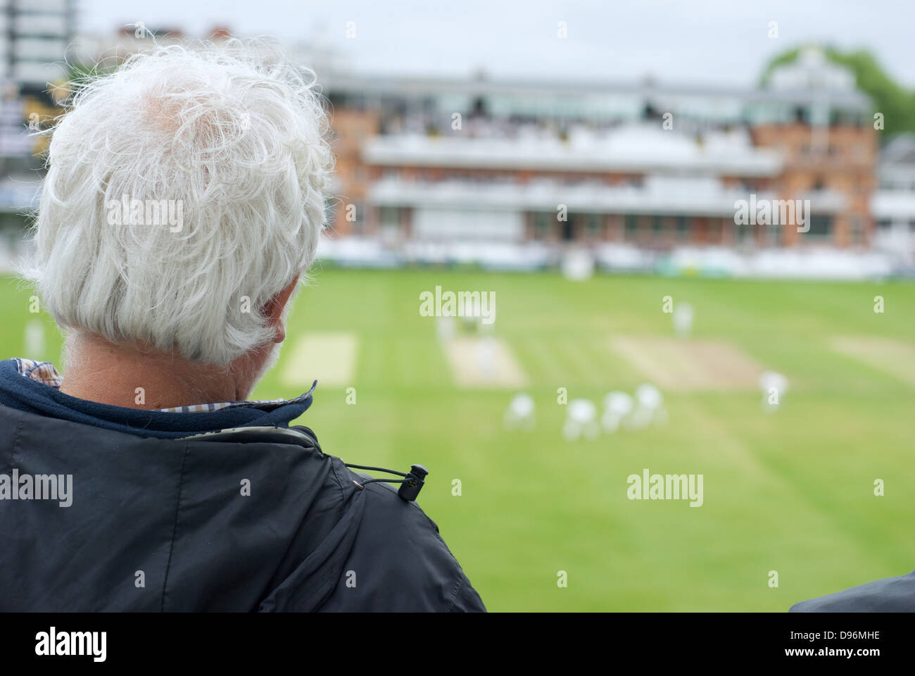 Ein Mann wacht Cricket Kindergarten Ende des Herrn Cricket ground London Sommer 2013 Stockfoto