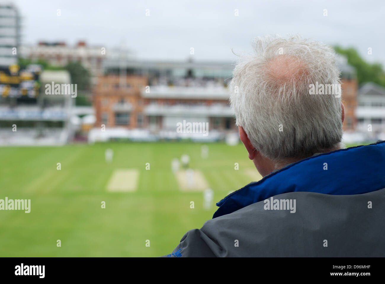 Ein Mann wacht Cricket Kindergarten Ende des Herrn Cricket ground London Sommer 2013 Stockfoto