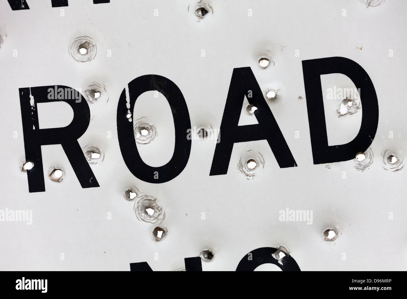 Warnschild mit Einschussloch Stockfoto