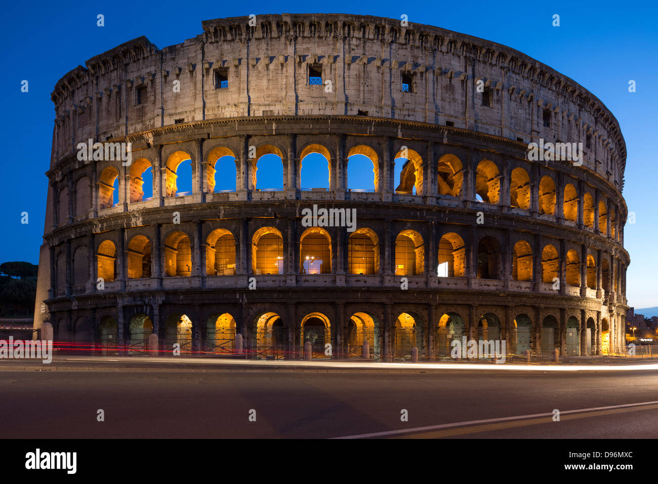 Fassade des Kolosseums oder Kolosseum bei Nacht, Rom, Italien Stockfoto