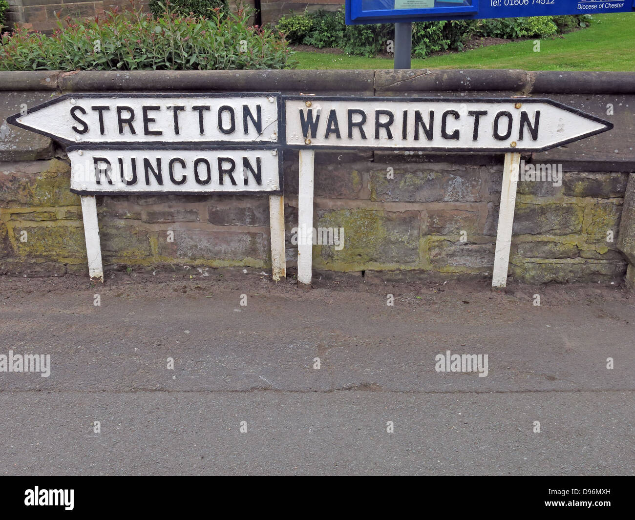 Altmodische schwarz auf weißem Gusseisen Wegweiser Stretton, Runcorn und Warrington in Appleton Thorn Cheshire WA4 Stockfoto