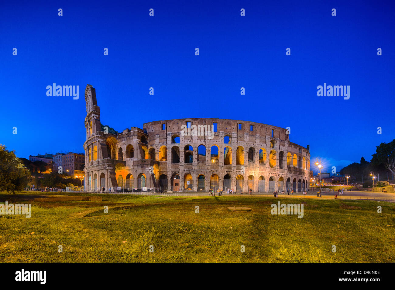 Fassade des Kolosseums oder Kolosseum bei Nacht, Rom, Italien Stockfoto