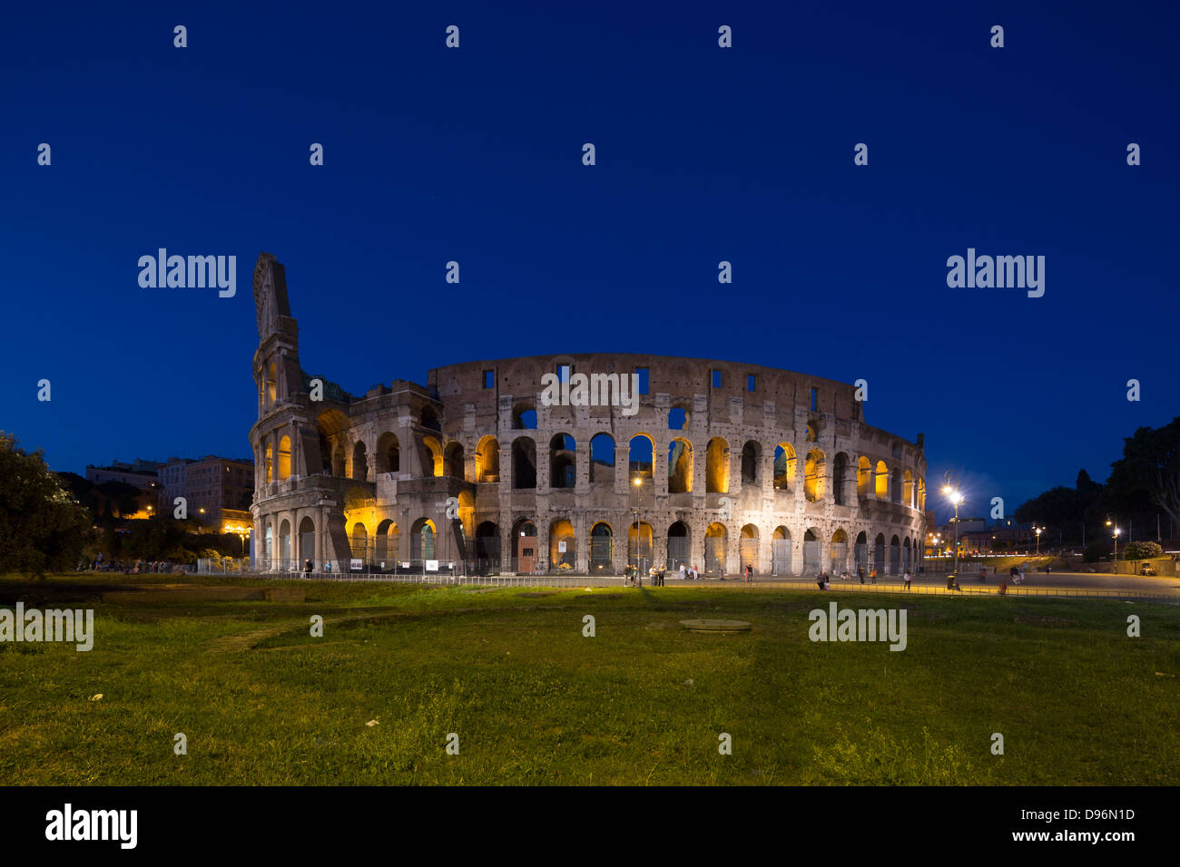 Fassade des Kolosseums oder Kolosseum bei Nacht, Rom, Italien Stockfoto