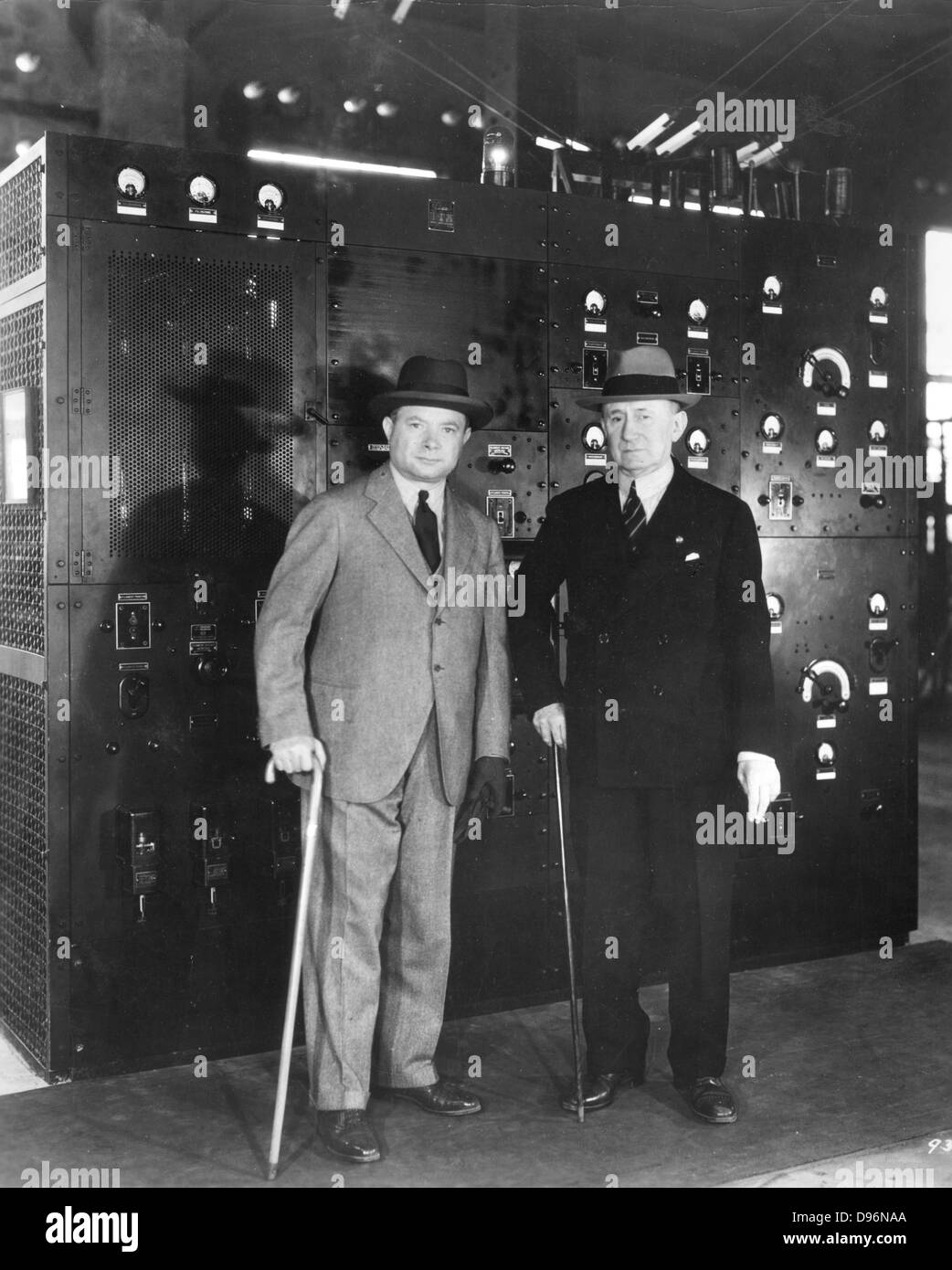 Guglielmo Marconi (1874-1937), italienische Radio Pioneer, rechts, und David Sarnoff (1891-1971) Russisch-amerikanischer Pionier von Rundfunk und Fernsehen, bei der RCA 'Radio Central', Riverhead, Long Island, New York, 1933. Foto Stockfoto
