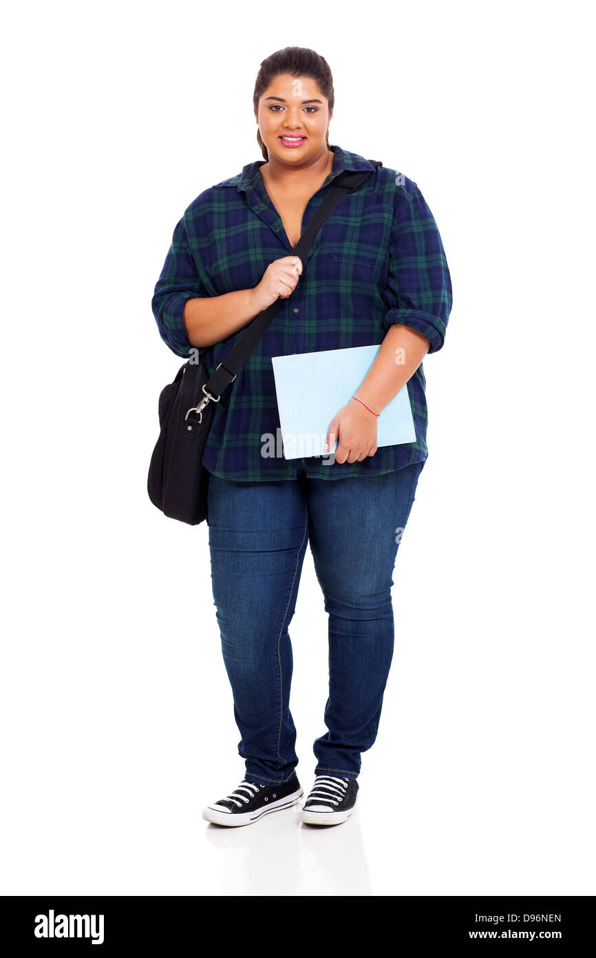 volle Länge des weiblichen Übergewicht Studentin hält Lehrbuch auf weißem Hintergrund Stockfoto