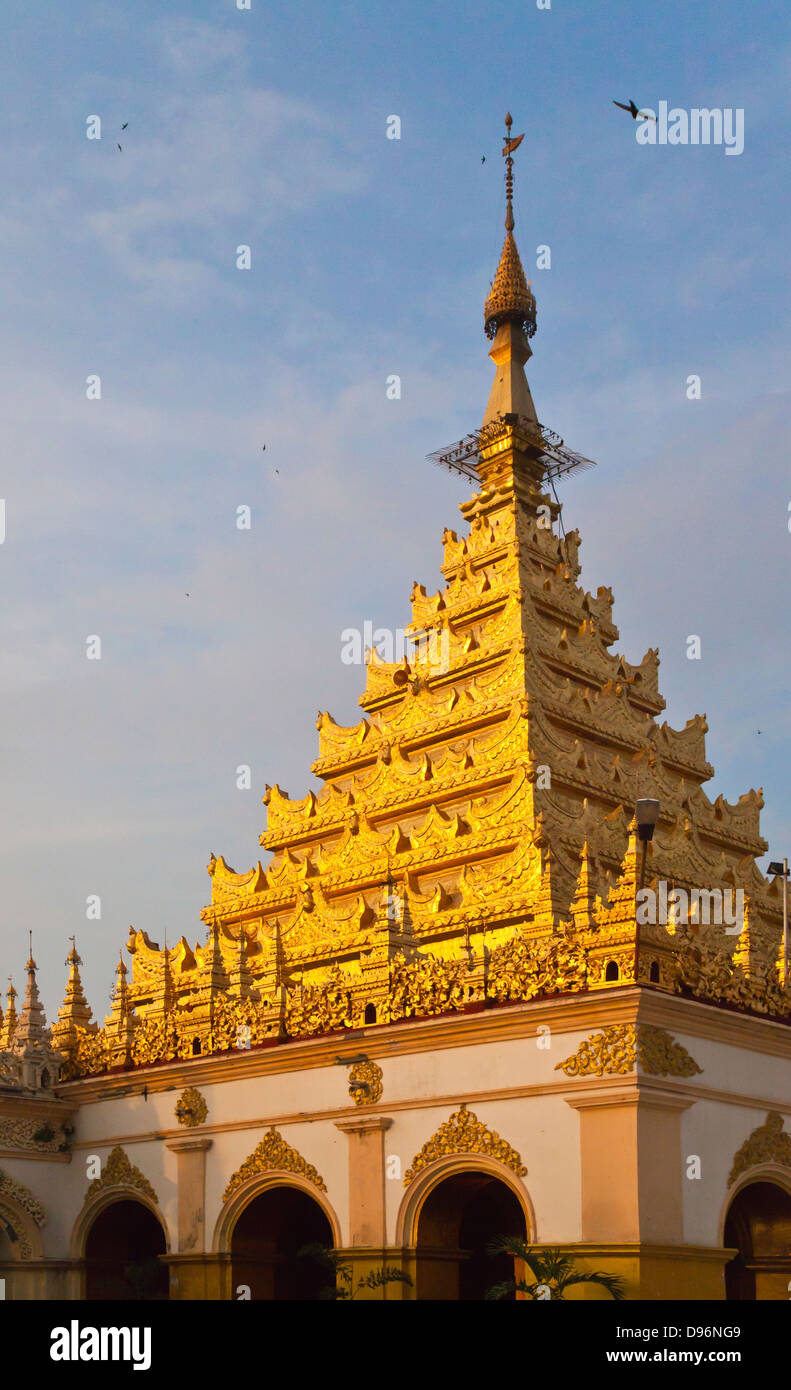 Viele Ebenen der MAHAMUNI PAYA Pagode oder Tempel von König Bodawpaya gebaut 1784 - MANDALAY, MYANMAR Stockfoto