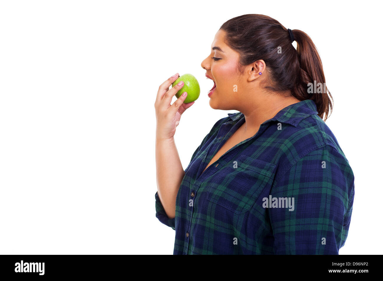 Nahaufnahme, Porträt von plus Größe junge Frau Essen Apfel auf weißem Hintergrund Stockfoto