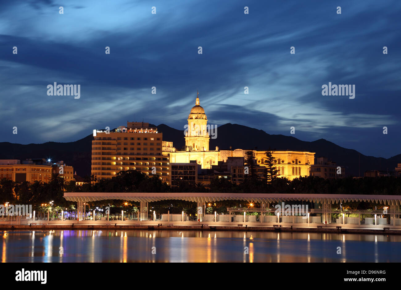Kathedrale von Malaga nachts beleuchtet. Andalusien Spanien Stockfoto