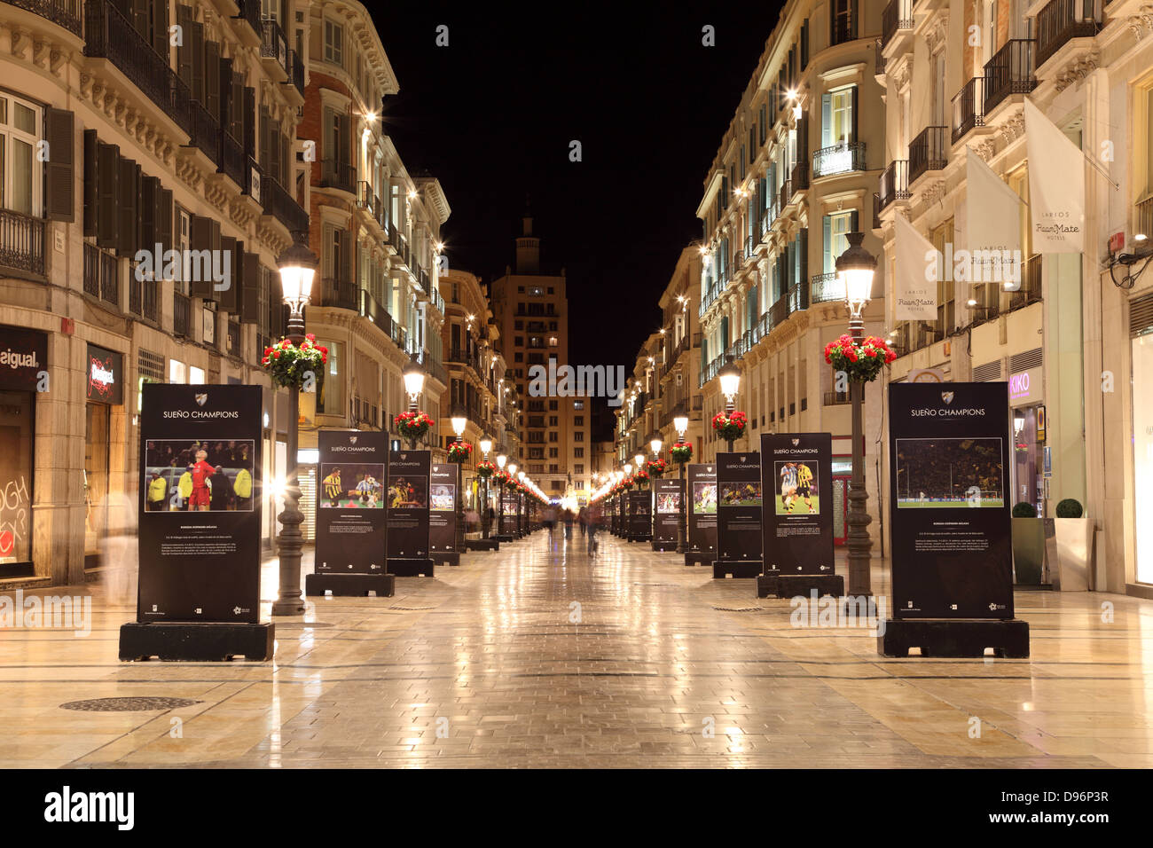 Straße in der Stadt Malaga in der Nacht, Andalusien Spanien Stockfoto