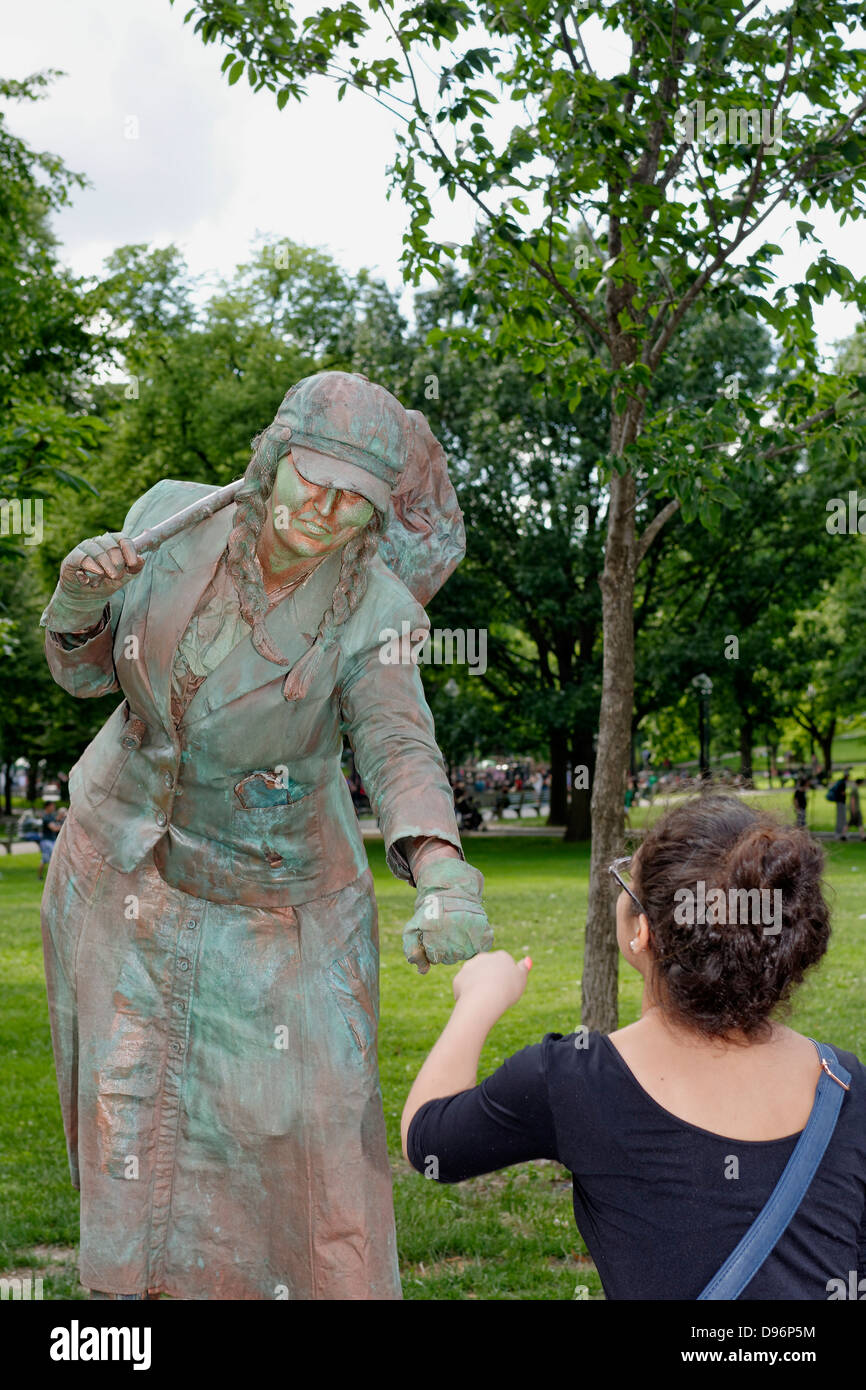 Frau verkleidet als Kupfer Statue klopft Fäuste mit Frau auf Boston Common Stockfoto