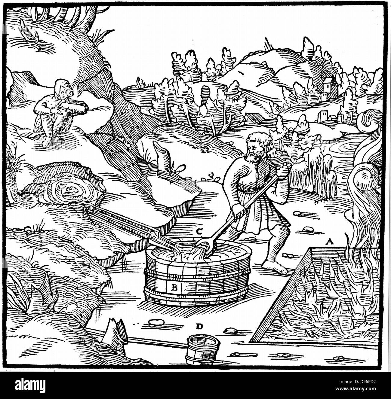 Die Herstellung von Salz durch Verdunsten von natürlichen Salzlake durch Gießen in eine Grube der brennenden Kohle. Ein eher unreine Produkt geführt. Von Agricola "De re Metallica", Basel, 1556. Holzschnitt Stockfoto