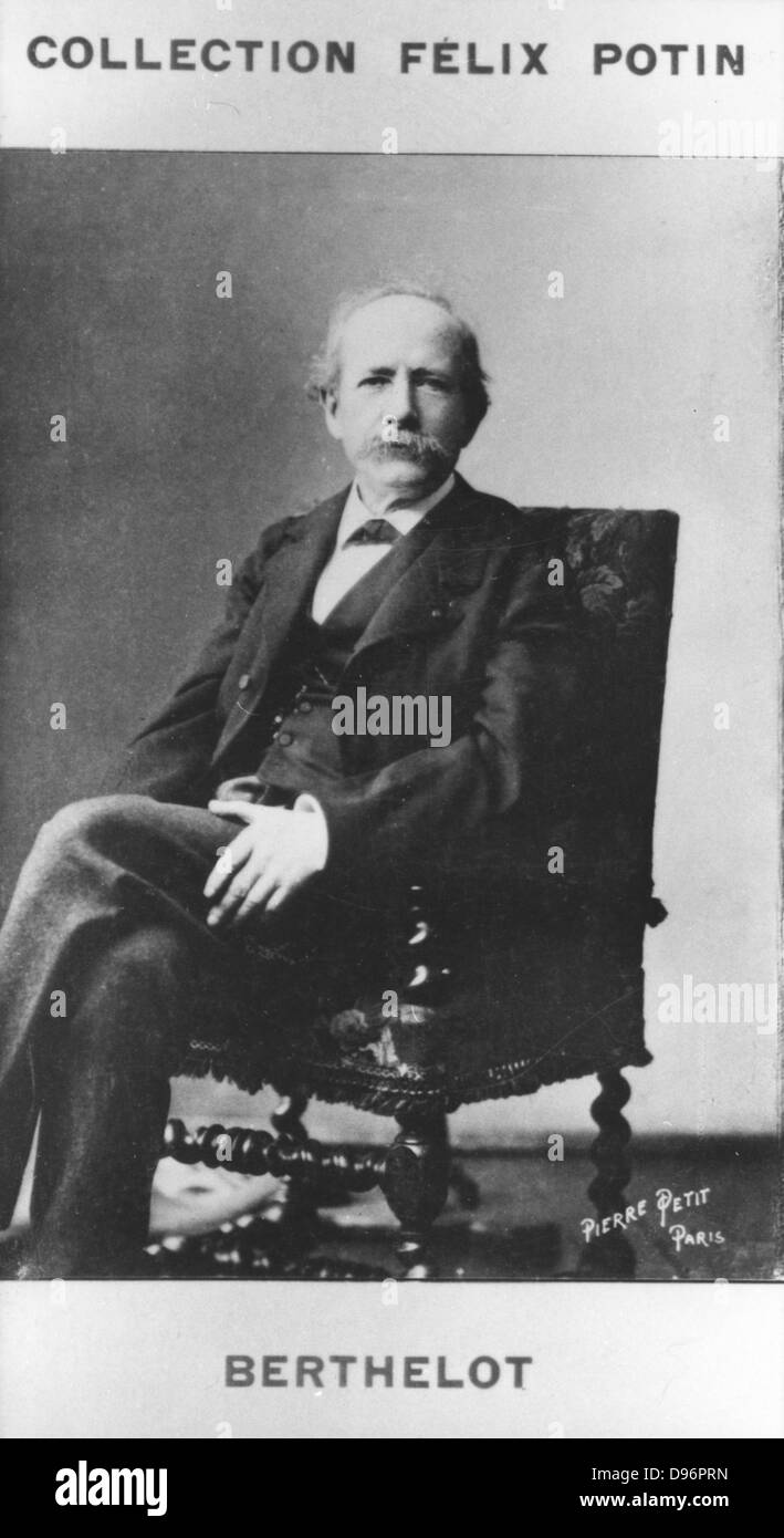Pierre Eugene Marcellin Berthelot (1827-1907) Französische organischen Chemiker und Politiker. Berthelot arbeitete auf Sprengstoff- und Farbstoffe, und bewiesen, dass Kohlenwasserstoffen und anderen organischen Verbindungen aus anorganischen Materialien synthetisiert werden können. Er war einer der Gründer der thermochemie. Der französische Außenminister 1895-1896. Foto von Pierre Petit (1832-1909). (Paris, c 1885). Stockfoto