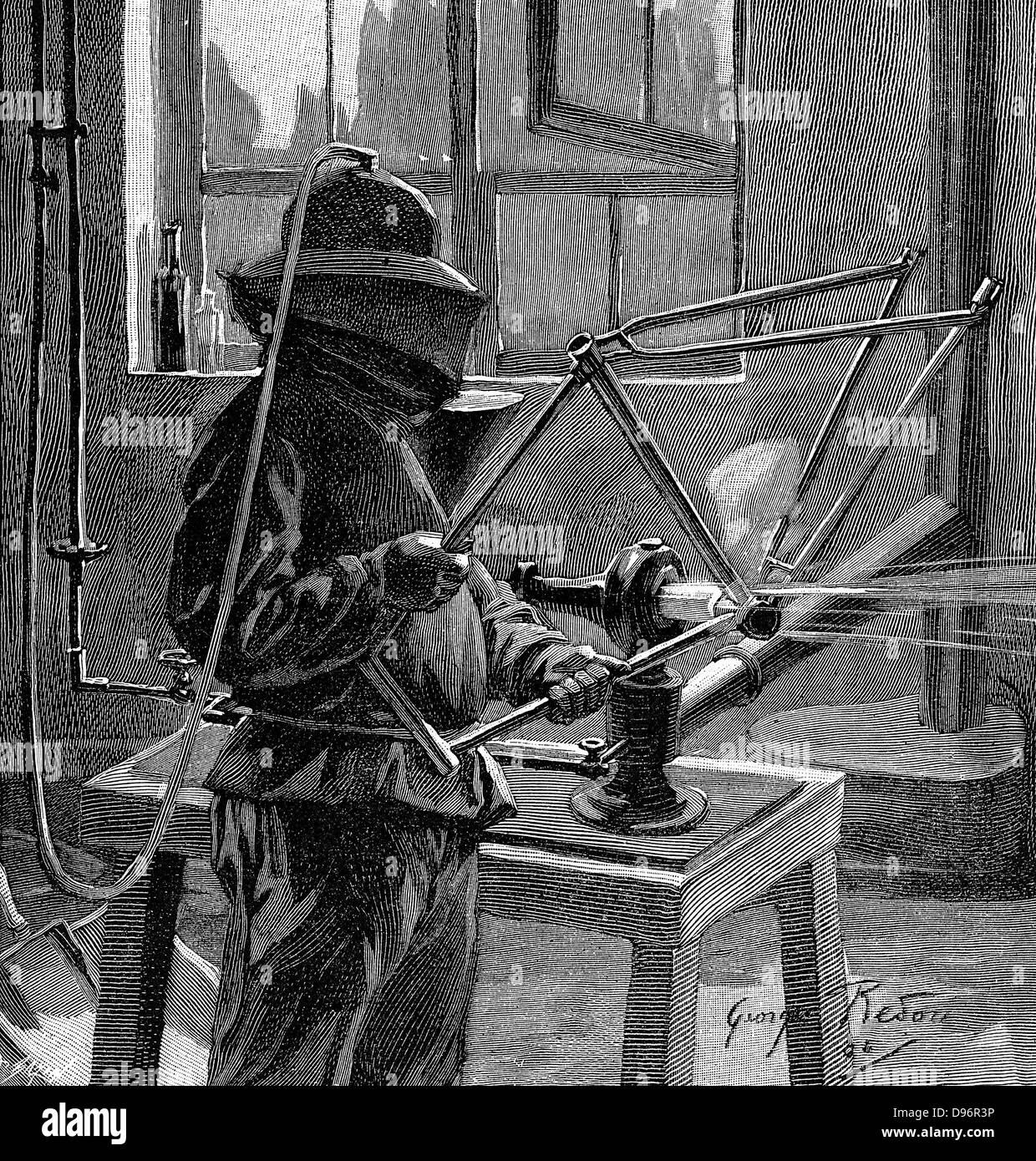 Sandstrahlen die Gelenke einer Fahrradrahmen; operator trägt Helm mit atemschlauch und eine schützende Tunika: Frankreich. Holzstich Paris 1896. Stockfoto