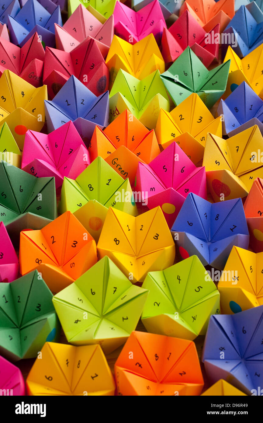 Mehrfarbige cootie Catcher, origami Fortune Teller mit Nummern und positive Worte der Ermutigung Spiel des Zufalls Stockfoto