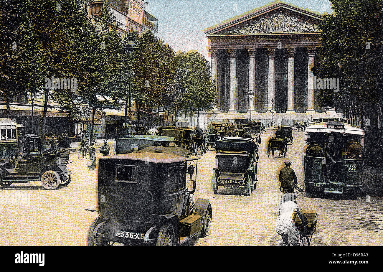 Paris 1900. Rue Royale und der Madeleine, mit Autos und Flügelstrecke kolorierte Lithographie Stockfoto
