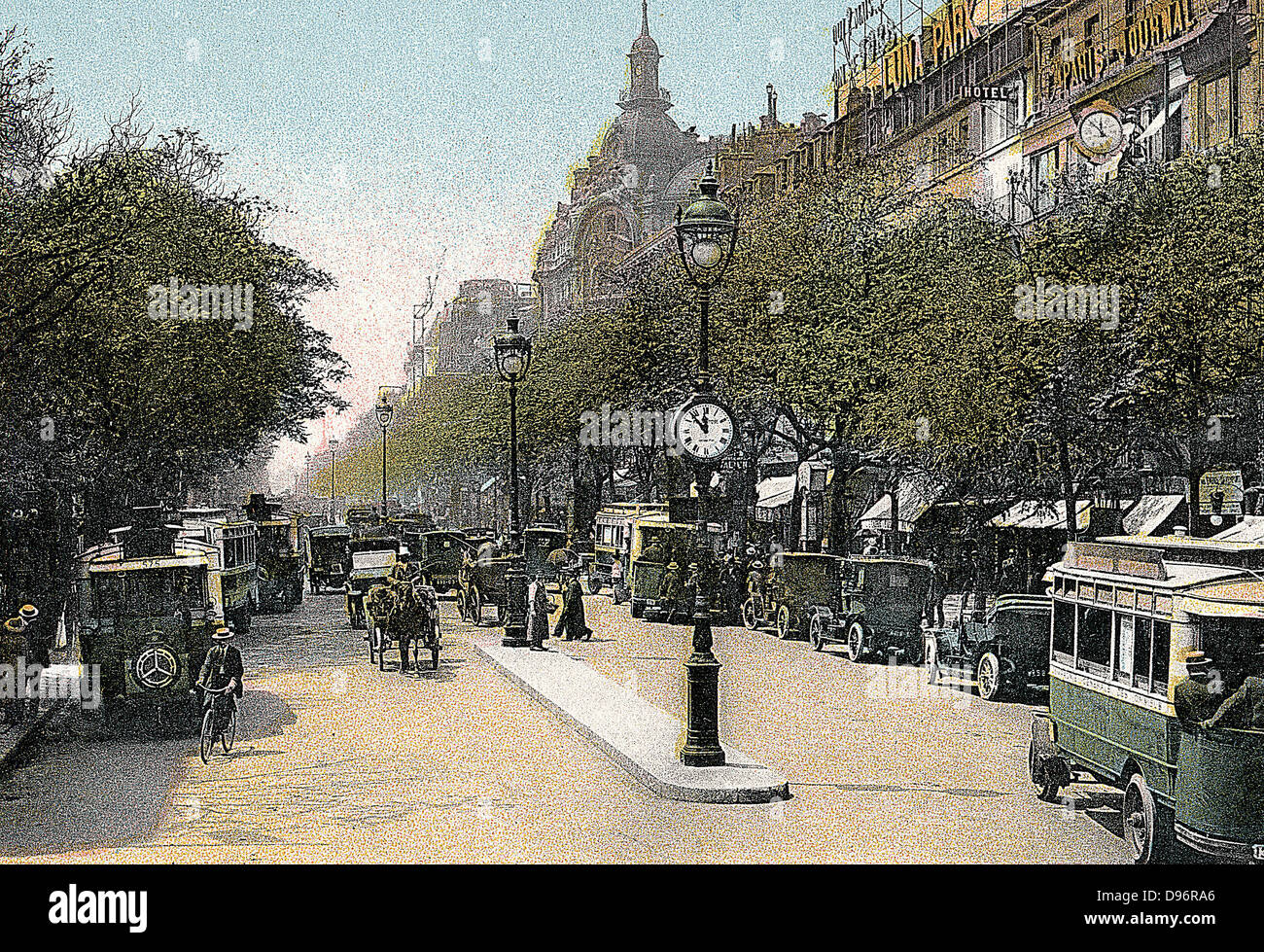 Paris 1900. Boulevard des saufen mit Autos und Autobusse. Getönte Lithographie. Stockfoto