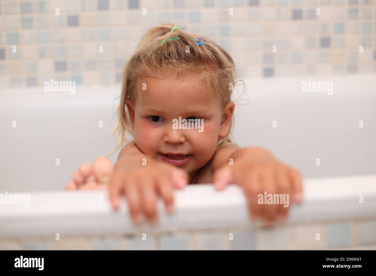 Kleine Mädchen Spielen In Der Badewanne Stockfotografie Alamy