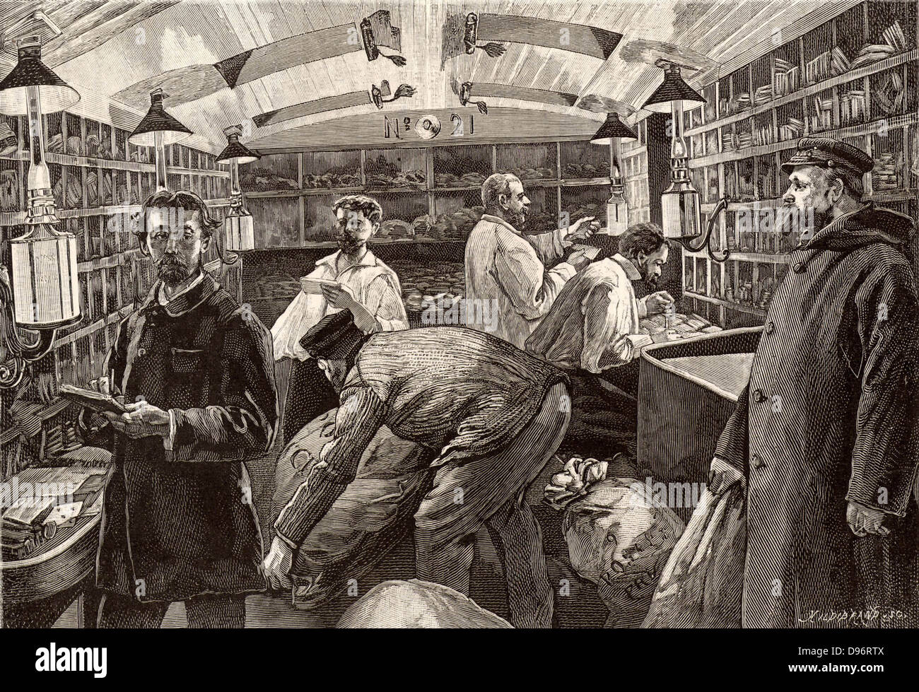 Französischen Post. Sortierung Buchstaben auf dem Paris-Marseilles Express durch das Licht von Öllampen. Der Ausbau des Schienennetzes im 19. Jahrhundert stark verbesserte mail services. Dedizierte Übernachtung mail Züge, oder mail Kutschen der planmäßigen Züge angehängt, fähige e-en Route zu einer Distribution Center sortiert werden. Gravur von "Le Journal de La Jeunesse" (Paris, 1886). Stockfoto