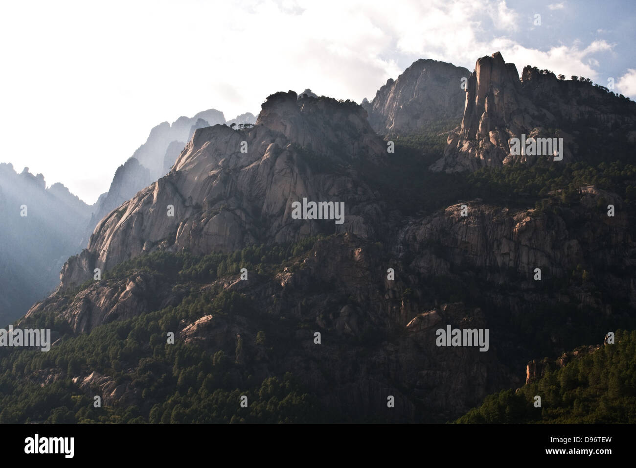 Die felsigen Gipfel der Aiguilles de Bavella in der südlichen Region des Alta Rocca von Korsika, Frankreich. Stockfoto