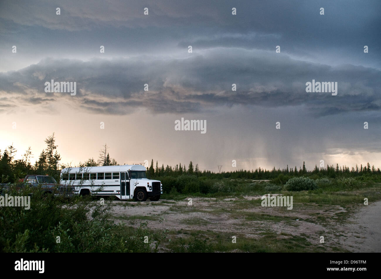 Dunkle Wolken aus einem Sommergewitter übergießen Regen der Tundra in der Nähe der Stadt Churchill, Manitoba, Kanada. Stockfoto