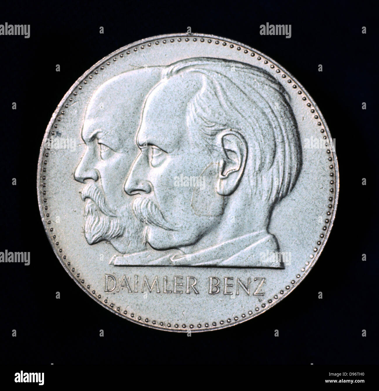 Gottlieb Wilhelm Daimer (1834-1900), links, und Arl Friedrich Benz 1844-1929) von einer Medaille zum Gedenken an 75 Jahre Automobilgeschichte. Stockfoto