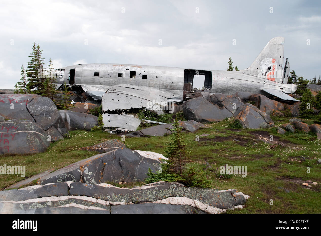 Die C-46 Flugzeug Absturzstelle und Trümmer, bekannt als die "Miss Piggy," die im November 1979 außerhalb der Stadt Churchill, Manitoba, Kanada abgestürzt. Stockfoto