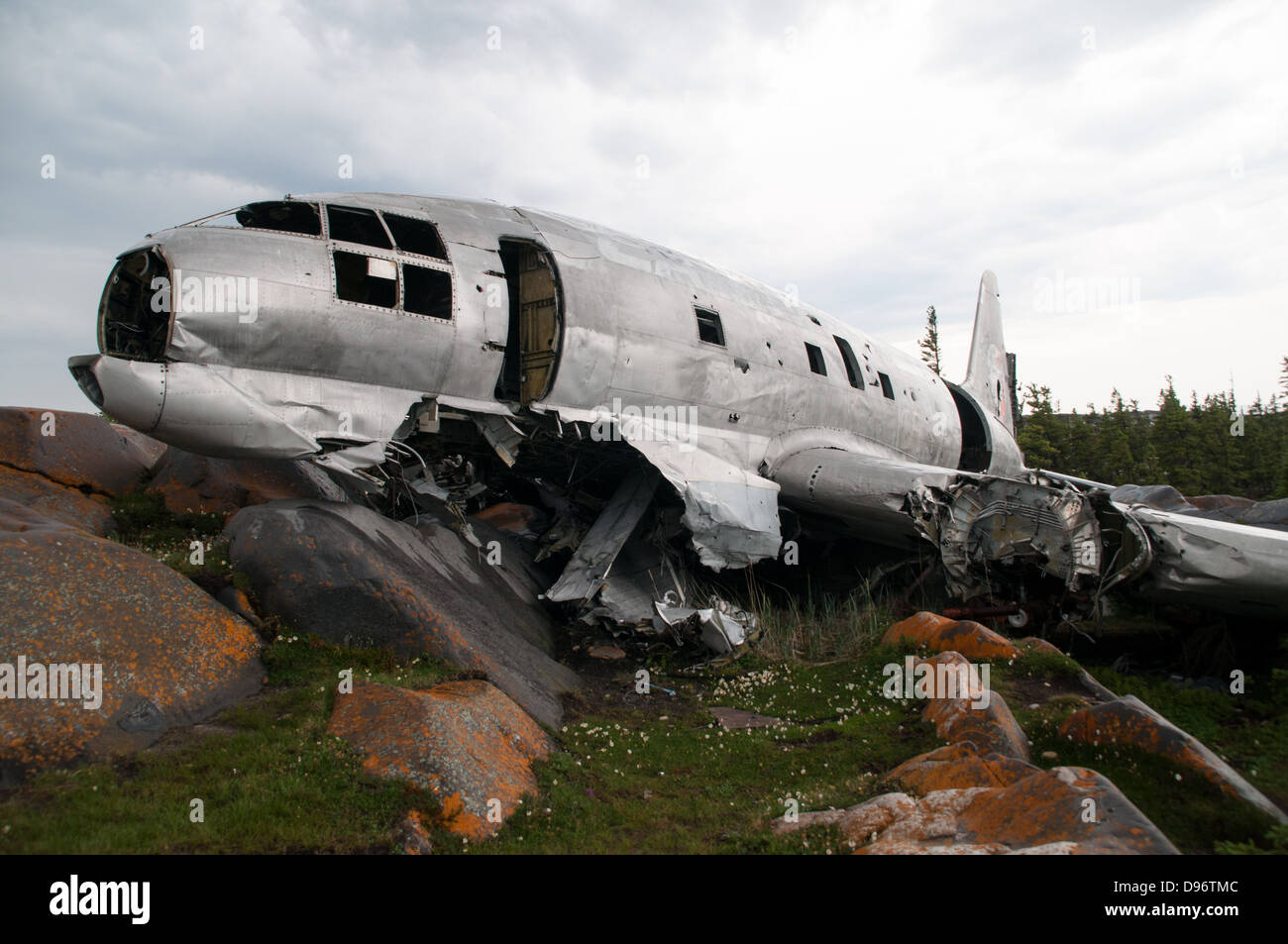 Die C-46 Flugzeug Absturzstelle und Trümmer, bekannt als die "Miss Piggy," die im November 1979 außerhalb der Stadt Churchill, Manitoba, Kanada abgestürzt. Stockfoto