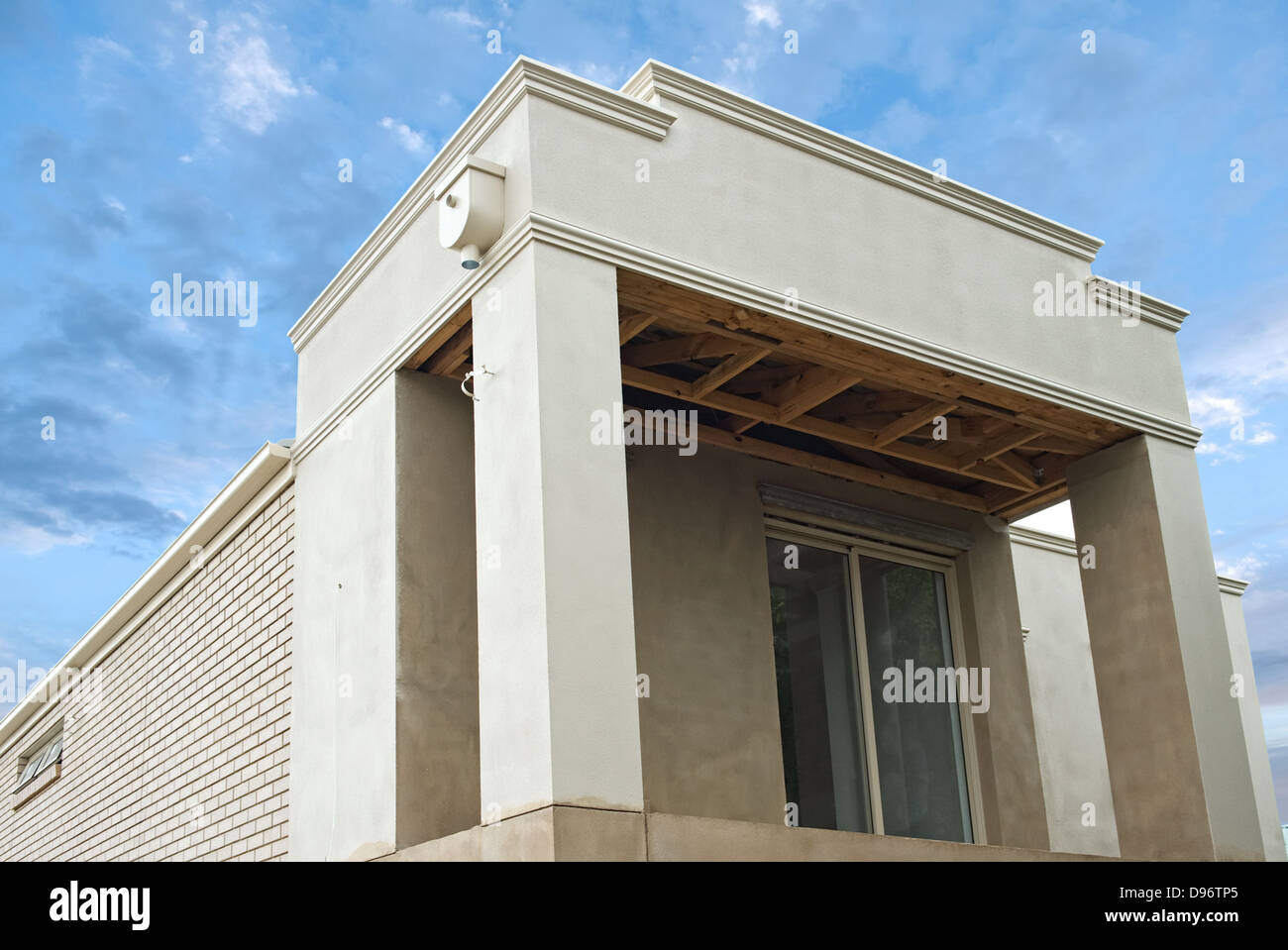 Wohnungsneubau zu Hause in Entwicklung vor blauem Himmel Stockfoto