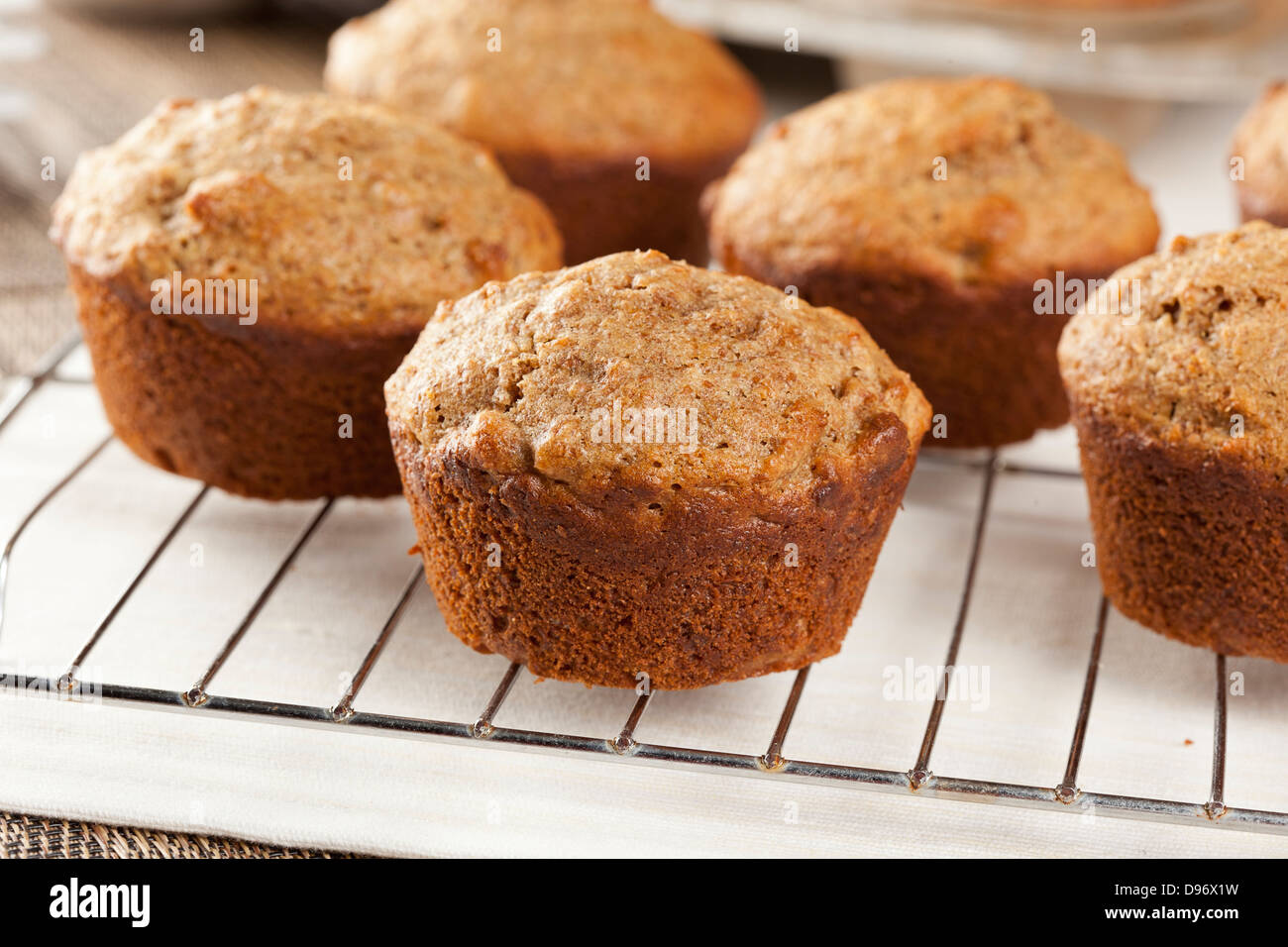 Frische hausgemachte Kleie-Muffins gemacht mit Vollkorn Stockfoto