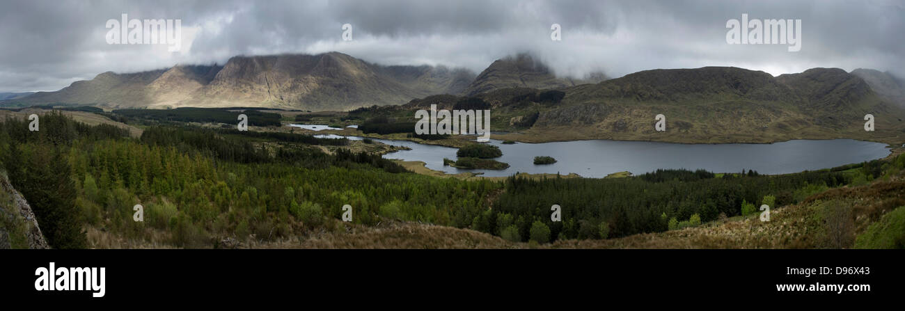 Panorama-Bild der Tawnyard Lough & Partry Mountains, County Mayo, Irland. Stockfoto