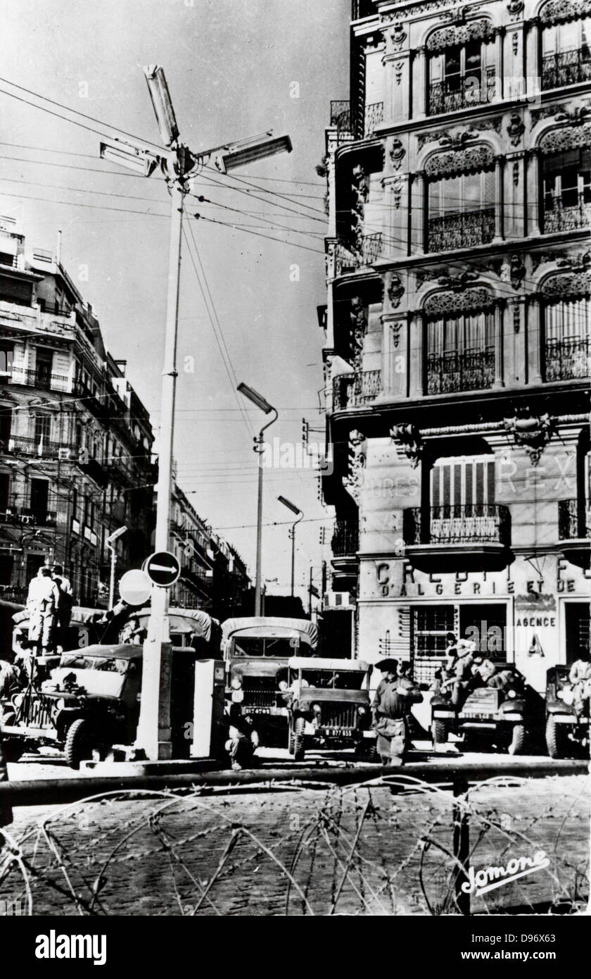 Französischen Spezialeinheiten bewachen Kontrollpunkt in zentralen Algier während der Unruhen in Algerien, Januar 1960. Stockfoto
